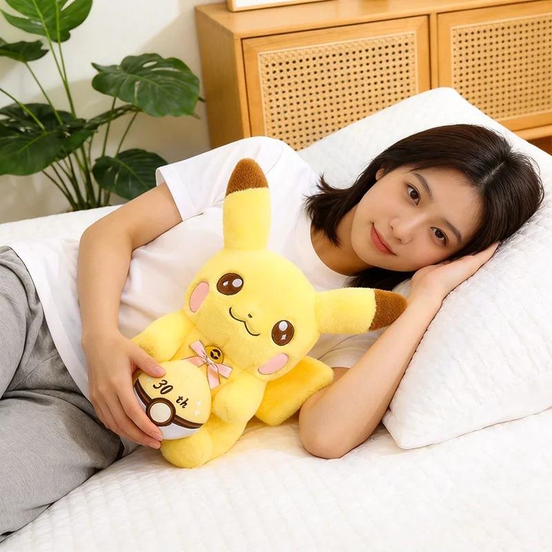 Soft Fluffy Anniversary Pikachu Stuffed Doll Holding Poke Ball Bow Design 3550Cm Anime Plush Toy For Sofa Ornament Fans Gift
