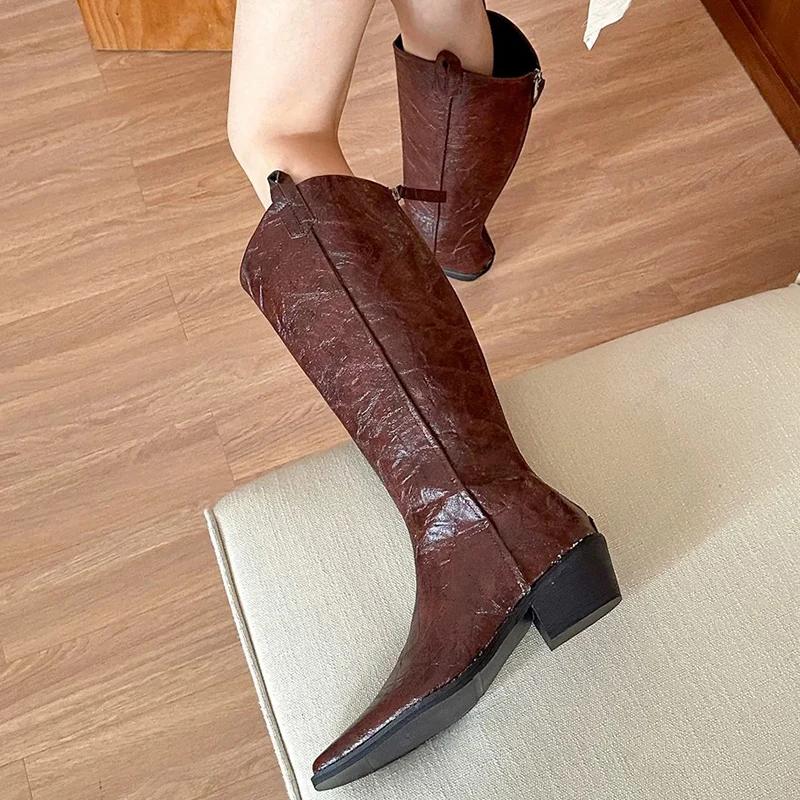 Остроносые женские высокие сапоги на среднем каблуке — фото 5