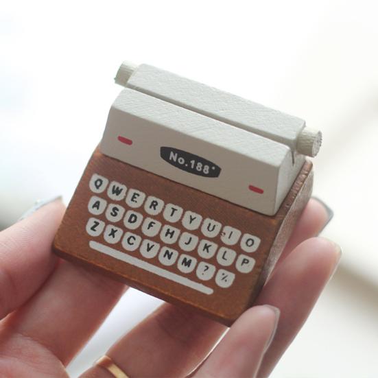 Retro Wooden Typewriter Memo Clip Vintage Desk Place Card Holder 1 Pc