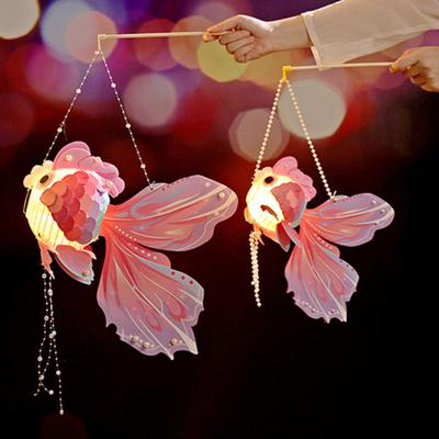 1 Set Lanterna di carta con pesce rosso con asta Funzionante a batteria Fai da te fatto a mano Capodanno cinese Festival di metà autunno Luce notturna per pesci Borsa in materiale Regalo per bambini