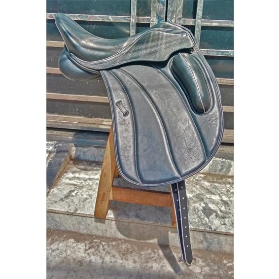 

Кожаное выездковое седло с монокрылом и сменными вставками, размер 17 , 17,5 , 18 18 inch чёрный