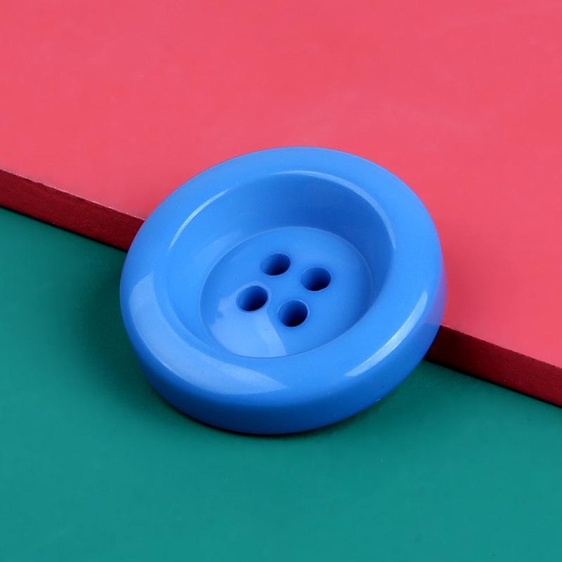 

Високоякісні кольорові потовщені ґудзики Жіночий одяг Кашемірове вовняне пальто Ґудзики Смола Чорні круглі ґудзики на чотири отвори Blue * 34L = 21.0 MM * Round