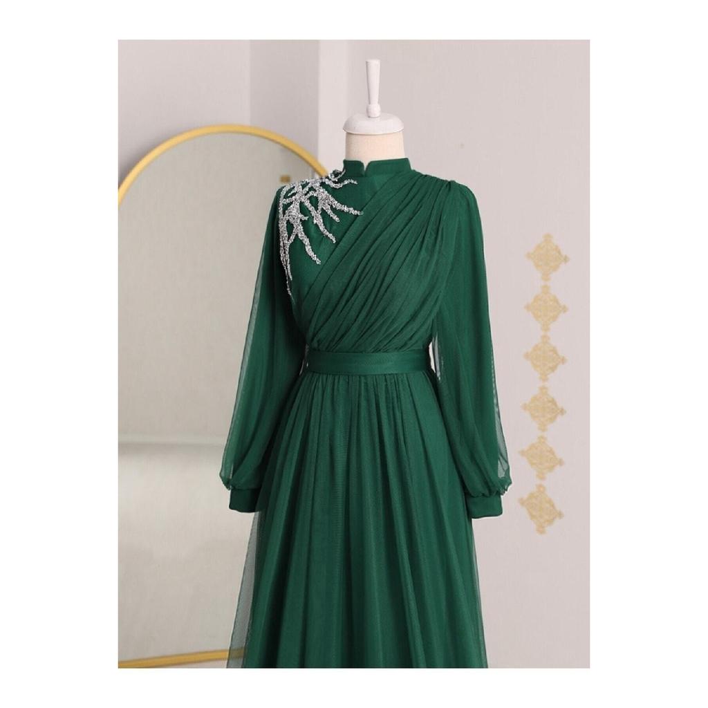 Gedrapeerde avondjurk van tule met riem en steendetail aan de voorkant