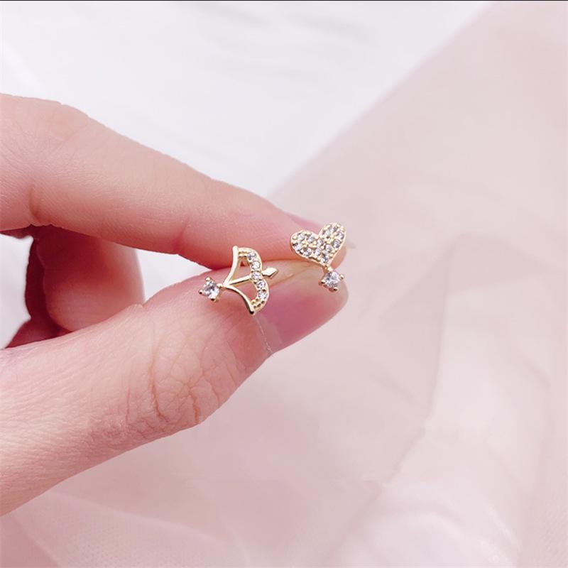 Asymetryczne kolczyki sztyfty serce i strzała - Minimalistyczny styl dla kobiet