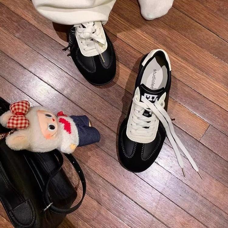 

Женские немецкие тренировочные туфли из коровьей кожи в ретро-расцветке, новинка 2025 года, универсальные повседневные спортивные кеды на мягкой подошве, увеличивающие рост, туфли «Форрест Гамп» для женщин 42 чёрный