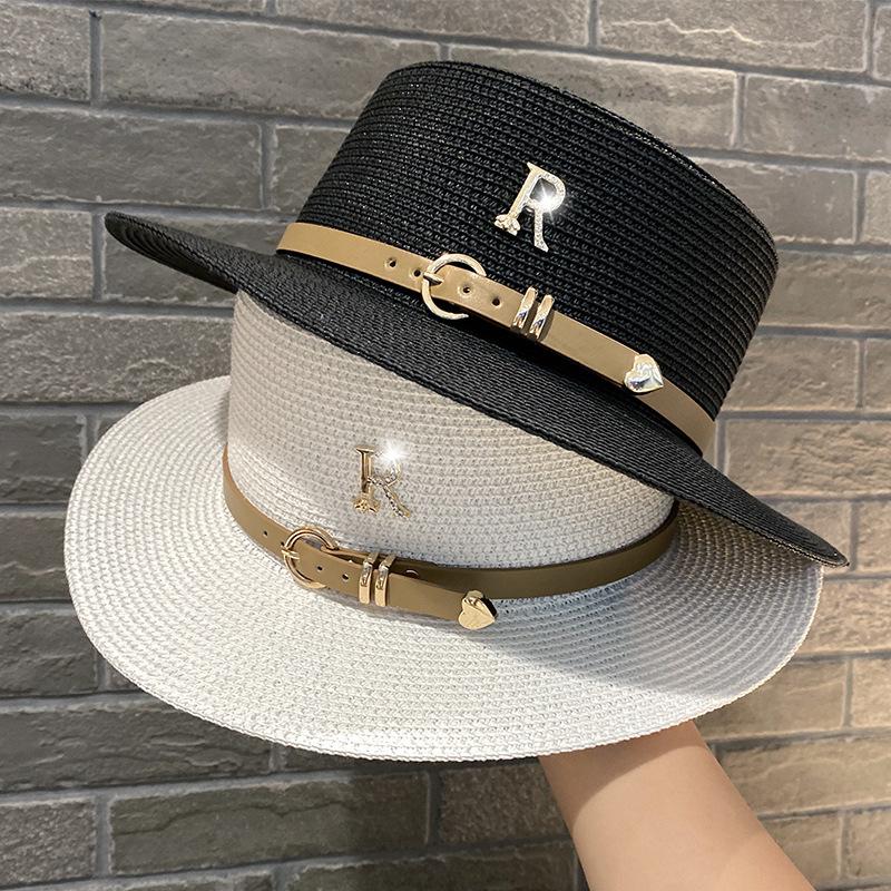 Sommer Flache Strohhüte für Damen Neu Metall R Buchstabe Modischer Strandhut Sonnenschutz für Frauen Elegant Urlaubs Boater Hut