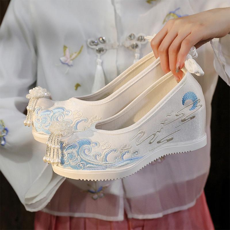 Elegant Embroidered Flower Shoes Hanfu Style Women's High-Rise Shoes Cotton Lined Slip-On Traditional Chinese Costume Footwear
