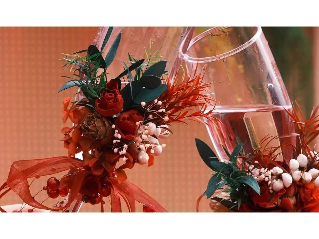 Elegantes Braut-Champagnerglas mit hohem Stiel und floralem Design für Hochzeits-Toasts