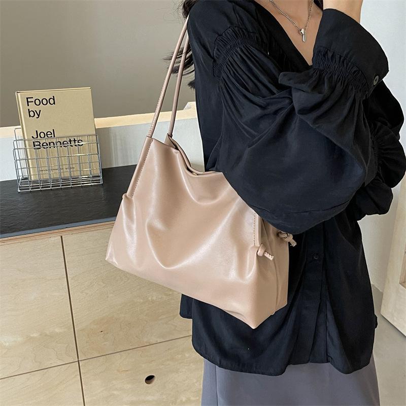 Simple Messenger Bag Women's 2025 New Spring and Summer Class Single Shoulder Foreign Style Commuting Large Capacity Soft Leather Tote Bag