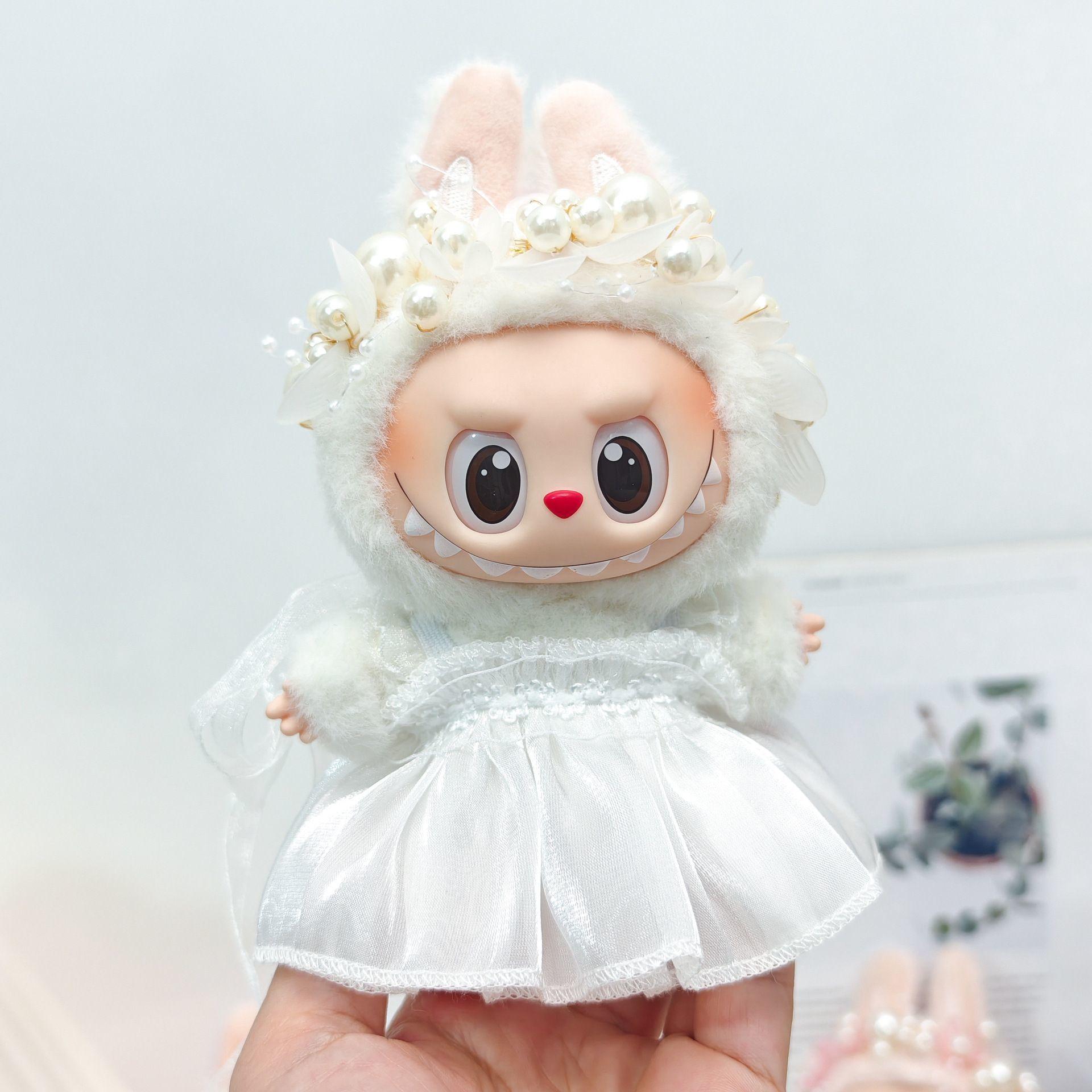 

Лабубу Детская одежда Виниловый сидячий кулон Вечеринка Соломенная шляпа 13 см Одежда Жемчужные аксессуары для волос Свадебное платье excluding dolls