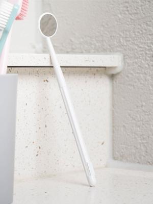 Domowe lusterko stomatologiczne do inspekcji higieny jamy ustnej