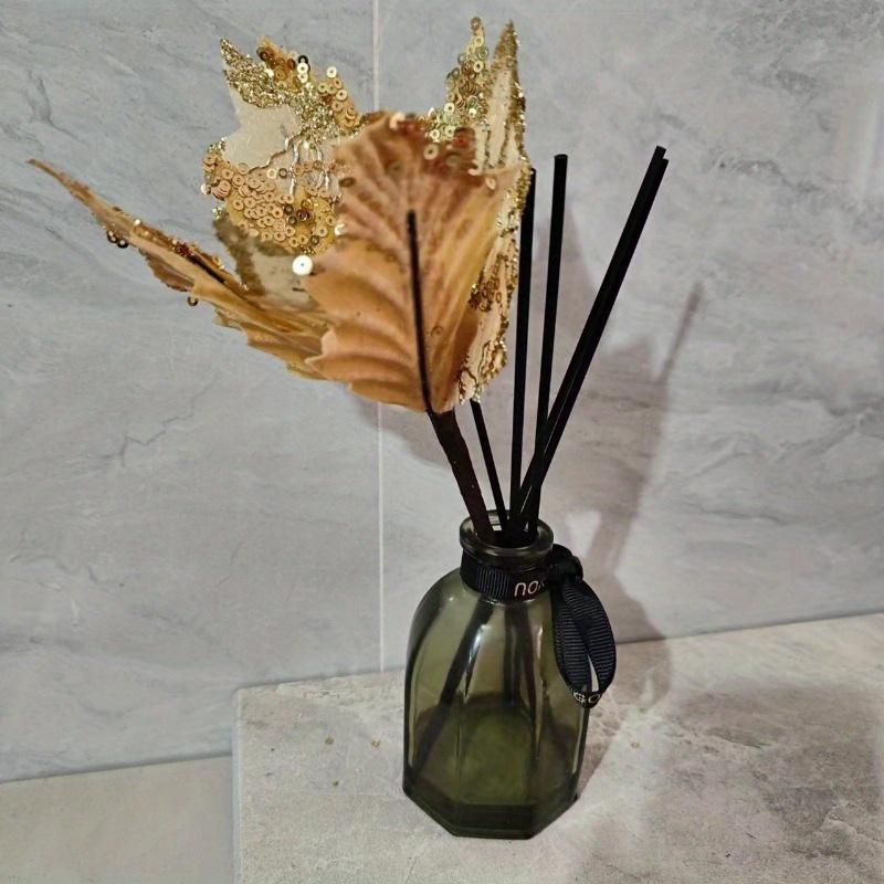 10 szt. Złota cekinowa poinsecja z czerwonymi jagodami. Idealne na choinkę, do wazonu i do dekoracji domu. Błyszczący świąteczny blask! 