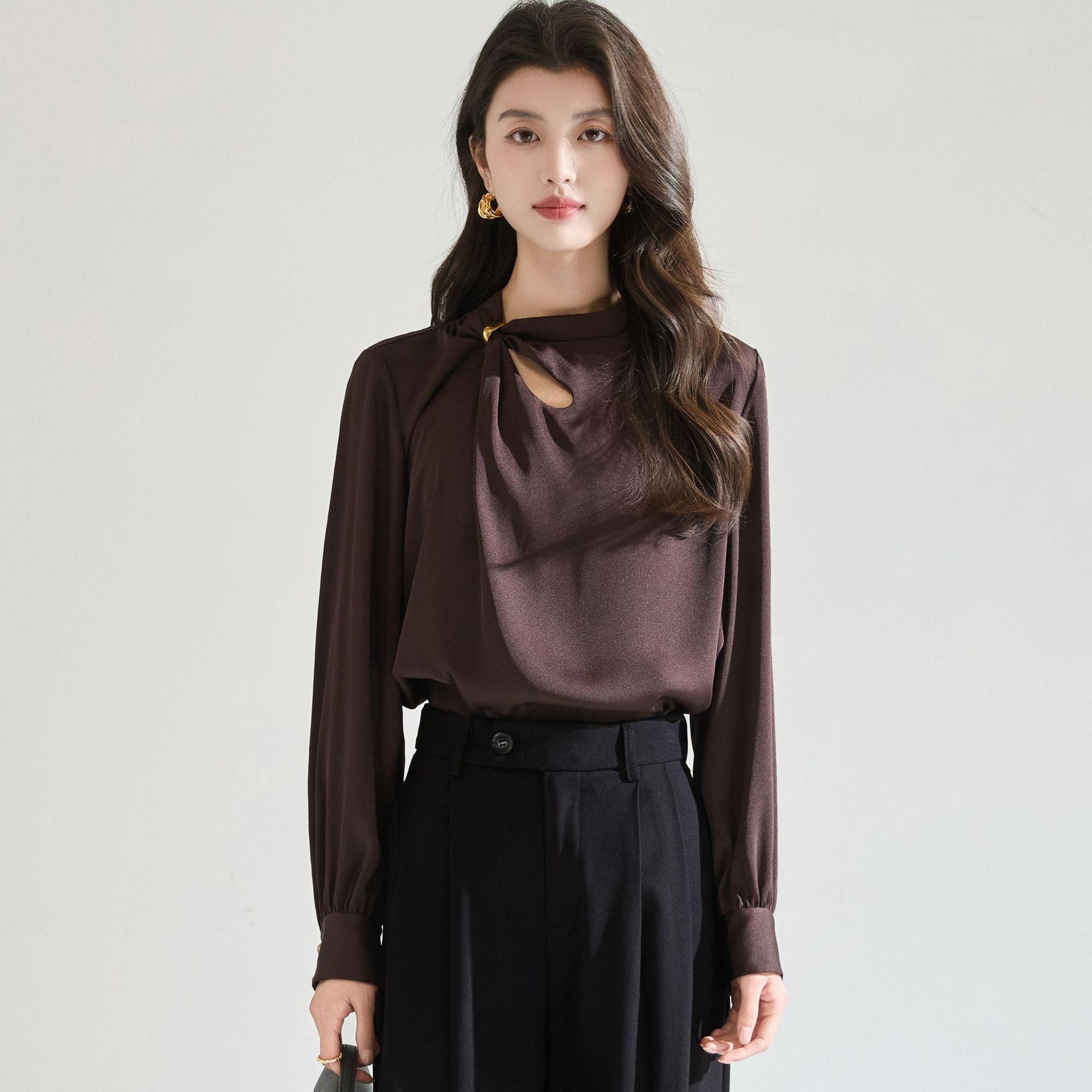 

Весна 2026 Плиссированная атласная рубашка с вырезами: Элегантный топ в стиле легкой роскоши для офиса Medium темный кофе