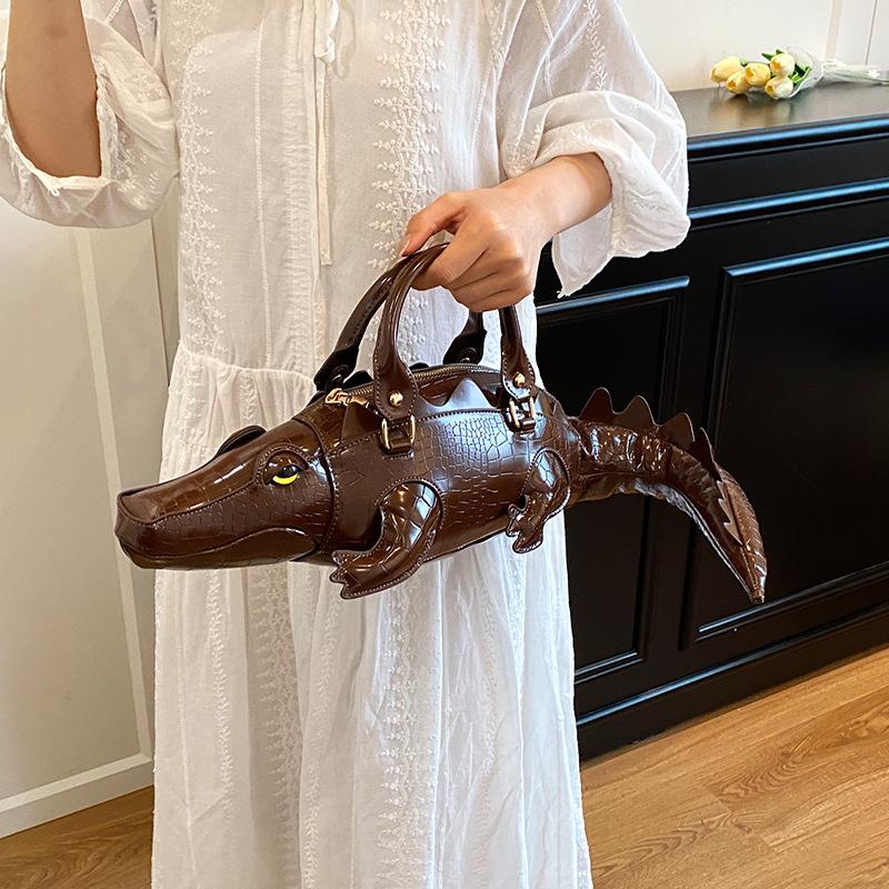 Personalized and creative bag 2025 new European and American fashion funny crocodile shape bag women's retro portable messenger bag