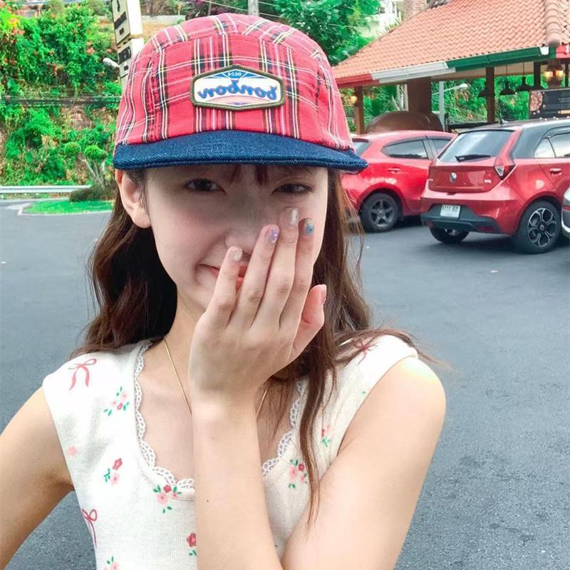 

Red checked short brim flat baseball cap women s summer sunshade retro truck hat alphabet cap parent-child Adult average size (56-58cm) червоний