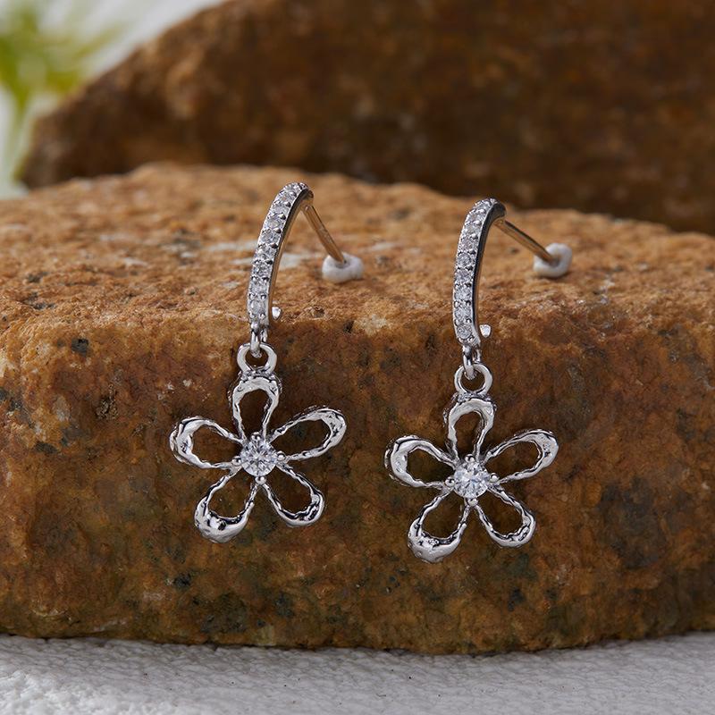 S925 Sterling Silver Zircon Colored Treasure Collarbone Chain Fashionable And Sweet Hollow Small Flower Pendant Necklace Women