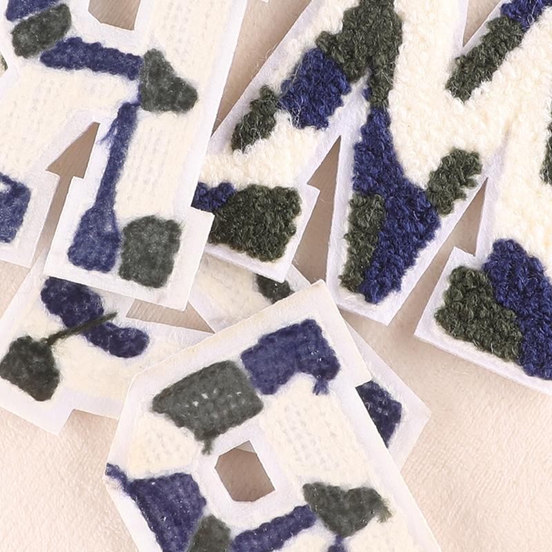 Computerstickerei Handtuchstickerei Stoffetikett Camouflage Englisches Alphabet Handkonto DIY Patch Zubehör Chenille Stickstoffaufkleber