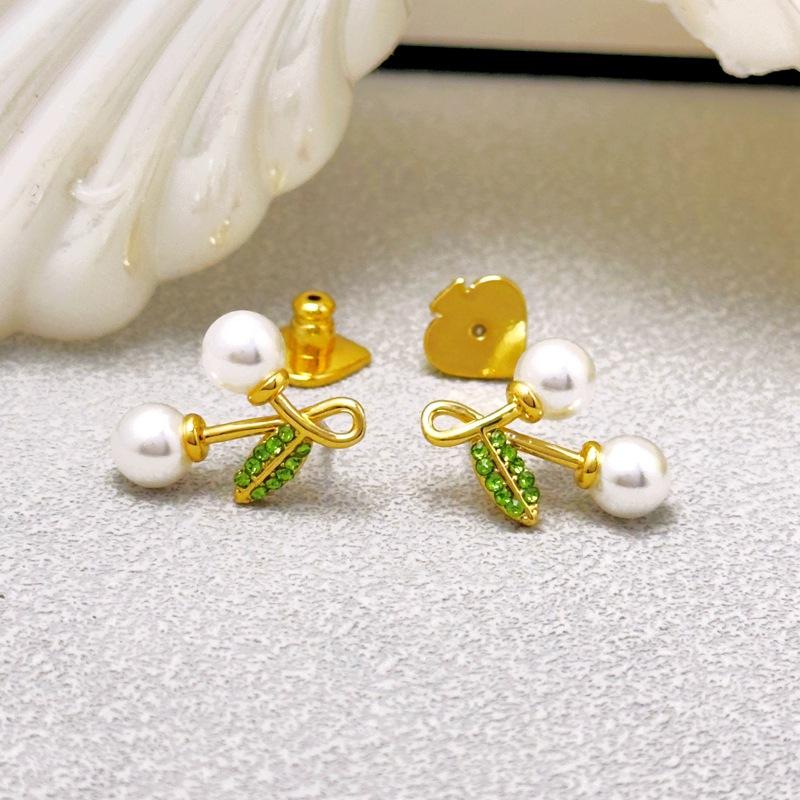 

Fresh, Cute And Sweet, White Inlaid With Small Cherries, Fashionable Temperament, Exquisite Mini Stud Earrings. золотий
