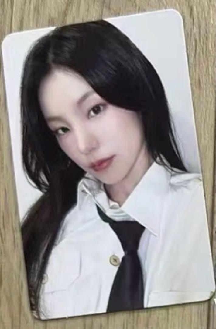 

[USED] itzy gold makestar limited edition pilot trading card yeji