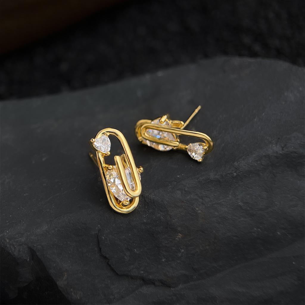 

Серьги-пусеты из 18-каратного золота с геометрическим сердцем и цирконом - Дизайн легкой роскоши