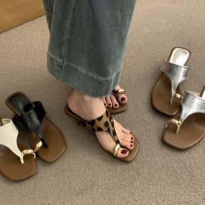Französische Nische Zehen cool Hausschuhe Damen Sommerkleidung 2025 neu vielseitig Leopardenmuster dicker Absatz quadratische Spitze silberne Sandalen