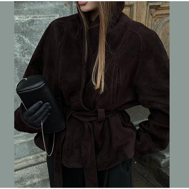 Dámská teplá semišová bunda tmavě hnědé barvy s klopami na šněrování, s dlouhým rukávem, na dojíždění, blejzr v retro britském stylu, temperamentní bunda, podzim 2025