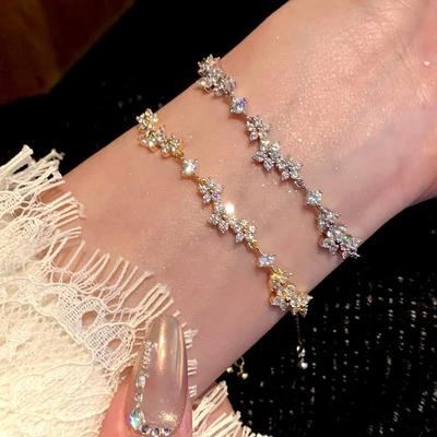 Trendy Micro-Paved Zirkonia Bloemenarmband voor Dames, Verstelbaar Trekkoord Stijl, Door Influencers Geïnspireerde Hand Sieraden