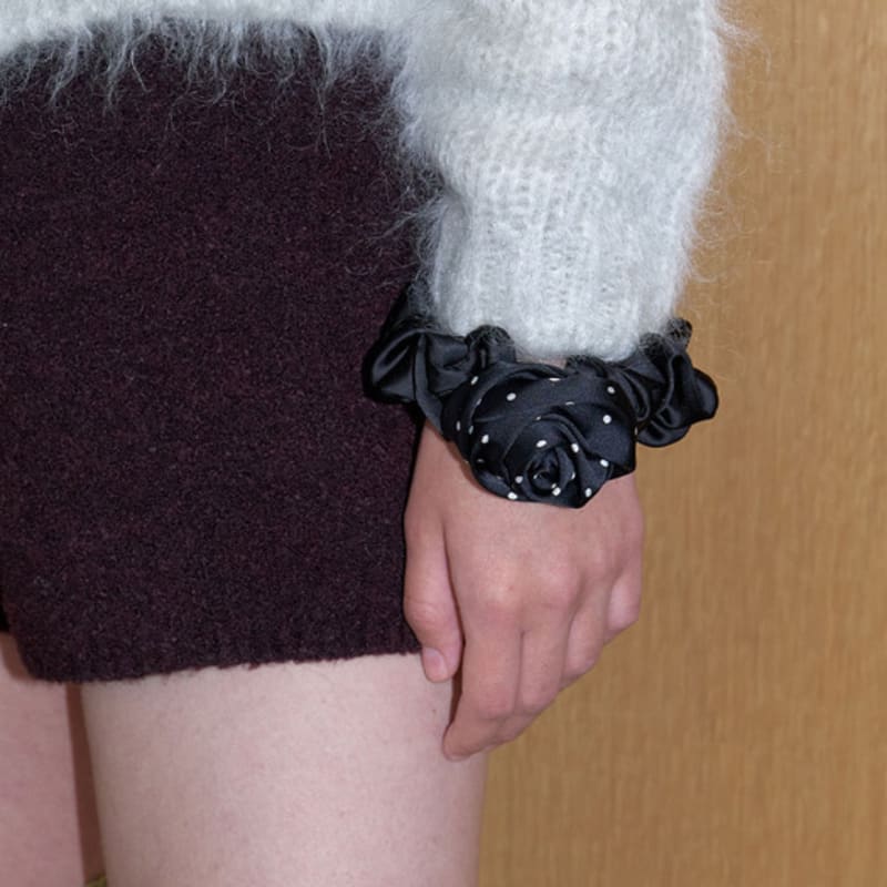 LOVE ME MONSTER Dot Satin Rose Scrunchy_2COL (L253MHA020)