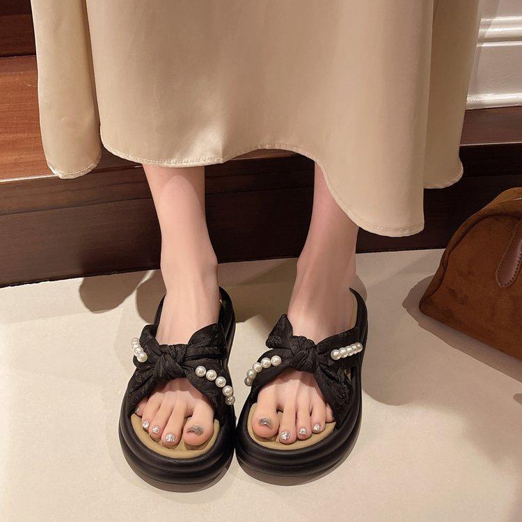 Gentle pearl Xiaoxiangfeng one-word slippers summer new sweet cool slippers women's skirt seaside beach shoes