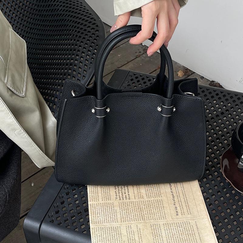 2026 New large-capacity cowhide bag messenger bag women s high-end light luxury commuter shoulder women s handbag 32CM чёрный
