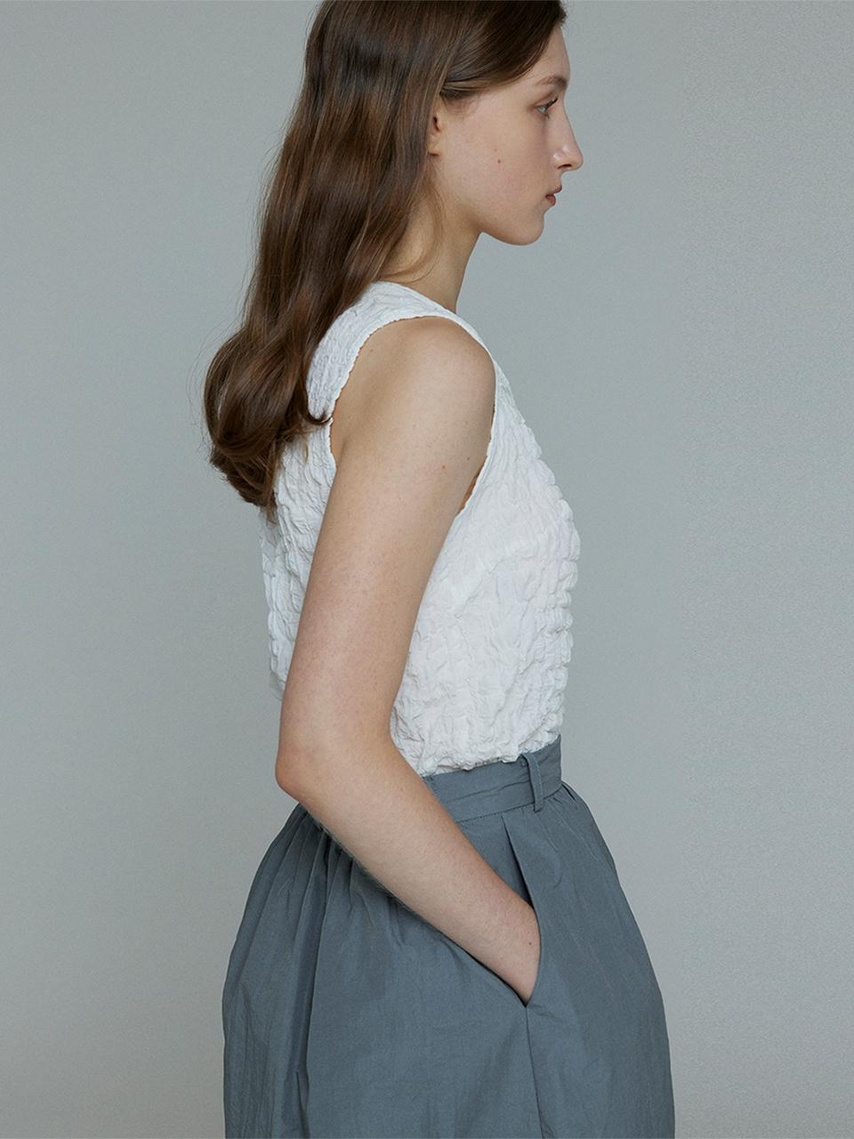 Raye Liz Wrinkle Sleeveless Blouse (White)