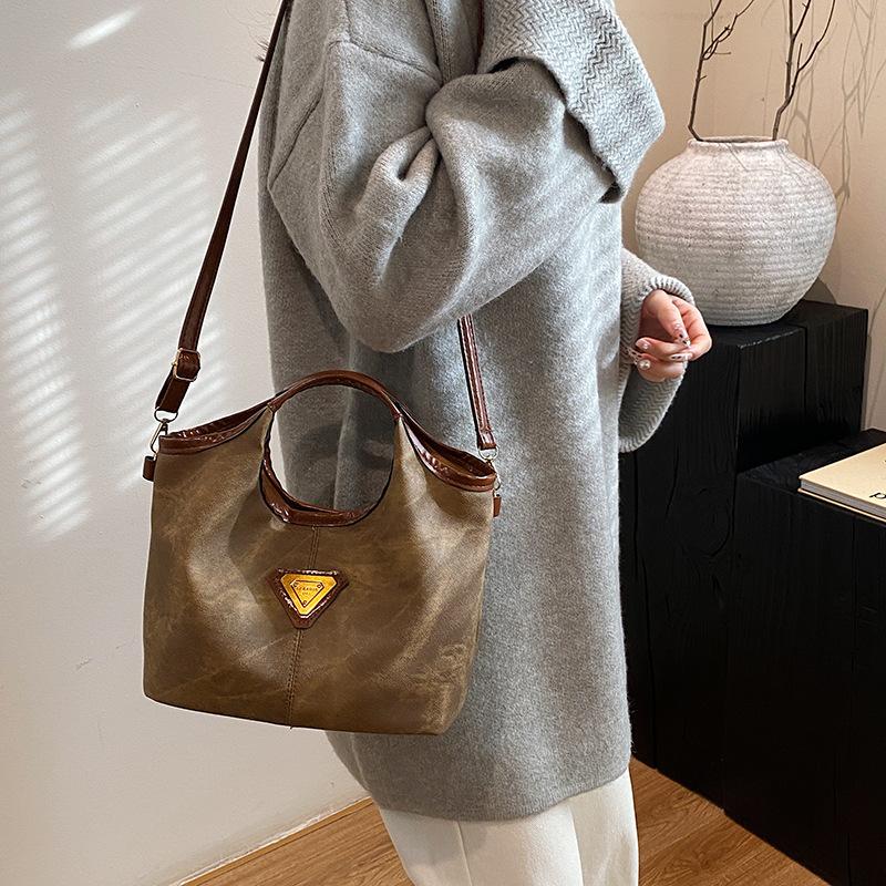 2025 winter new Korean version personalized fashion portable bucket bag retro high value commuter shoulder messenger bag