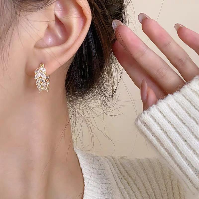 Light luxury high-end wheat zircon earrings niche design French ear buckle temperament light luxury versatile exquisite earrings