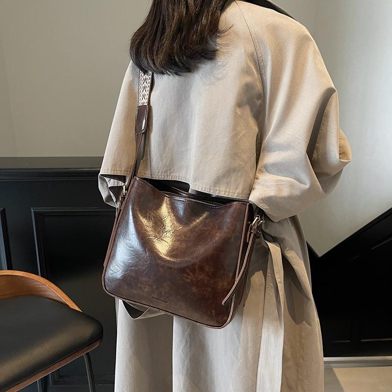 New PU soft leather bag women's French light luxury fashion high sense commuter shoulder messenger tote bag