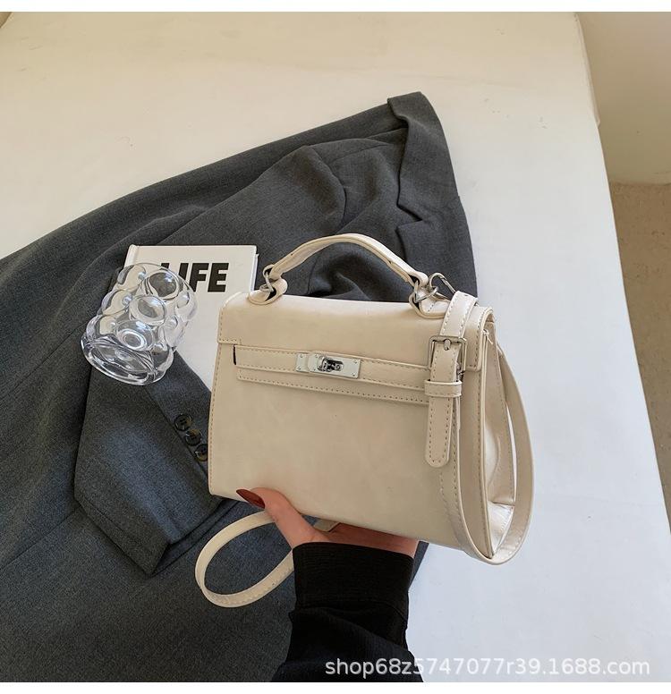 

Korean version of fashion niche design underarm Kelly bag women s 2025 new early spring versatile shoulder messenger bag белый
