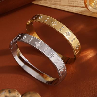Htpwe Bracelet Trèfle à Quatre Feuilles en Acier Inoxydable Incrusté de Zirconium Brillant pour Femme Plaqué Or 18k Cadeau de Vacances pour Couple Bracelet Zircon