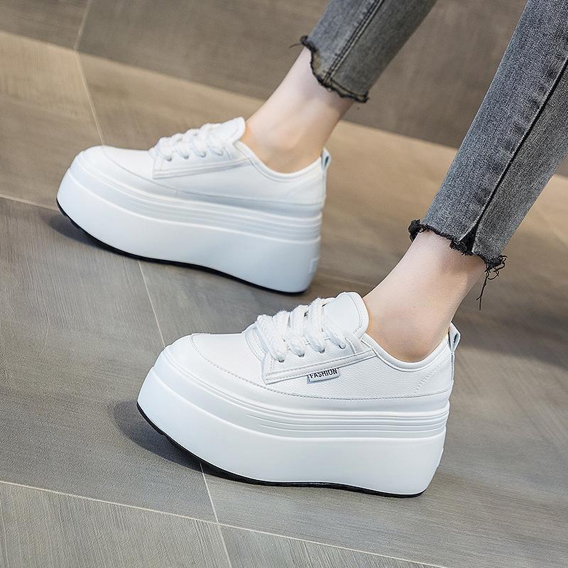 Modelo de espiga de trigo, zapatitos blancos, zapatos de mujer de un solo color, en la primavera de 2025, la nueva suela gruesa aumentará 8 cm, casual y versátil
