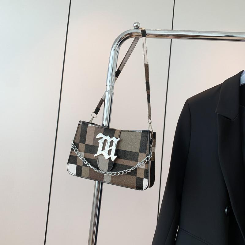 

Французская маленькая сумка под мышкой, комбинированная текстура, цепочка, женская сумка 2025, новая универсальная сумка через плечо коричневый