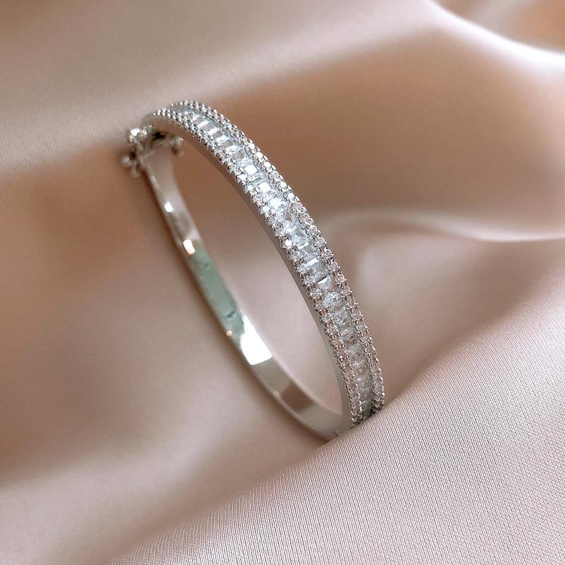 Super flash zircon buckle bracelet exquisite light luxury commuter bracelet European and American jewelry jewelry women