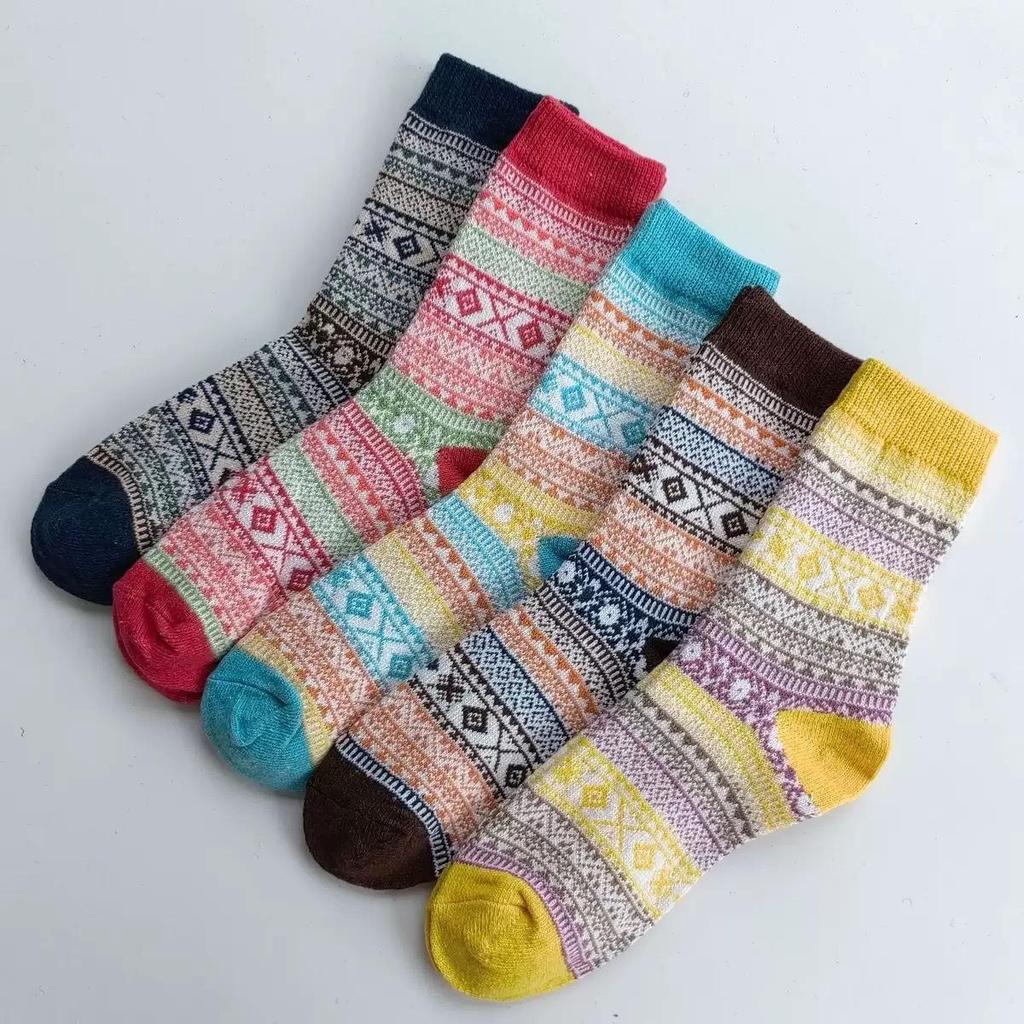 Women's Mid-Calf Reindeer Jacquard Wool Socks - Soft & Comfortable for Autumn and Winter