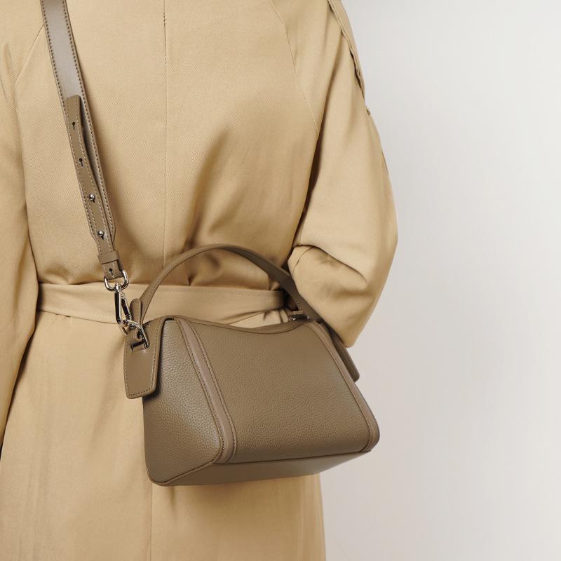 

Первый слой коровьей кожи 2025 нишевая коровья кожа имеет простую текстуру и новое ощущение. Дизайн наплечной сумки-мессенджера выполнен из натуральной кожи.