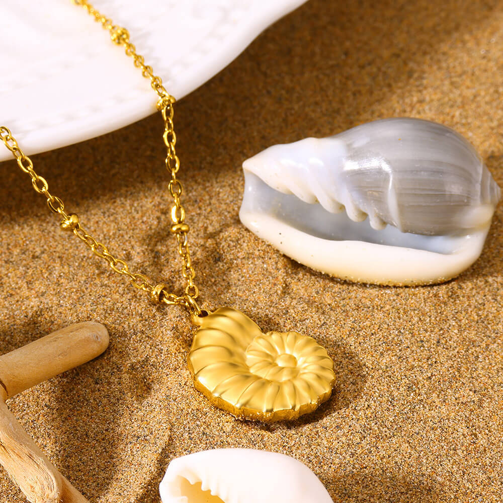 Summer style conch necklace suitable for women's summer beach travel and fashionable Zircon matching