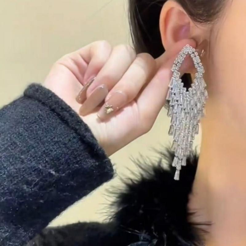 Boucles d'oreilles à pampilles géométriques Argentées: Boucles d'oreilles Clous Luxueuses en Zircon avec une Touche Tendance pour Femmes.