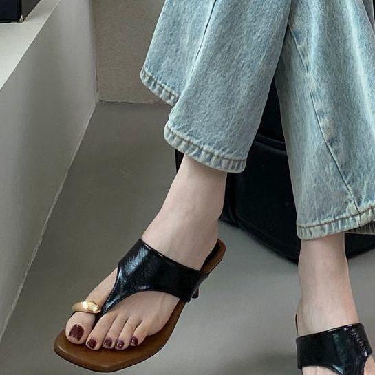 Spring and Summer 2025 New Set of Toes Pinch Feet Square Heel Medium Heel Slippers Metal Buckle Low Heel Outer Wear Women's Sandals