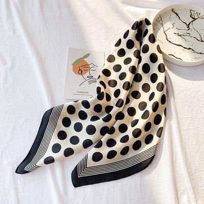 Foulard a Pois Primaverile in Seta Sintetica: Decorazione alla moda, versatile, elegante.