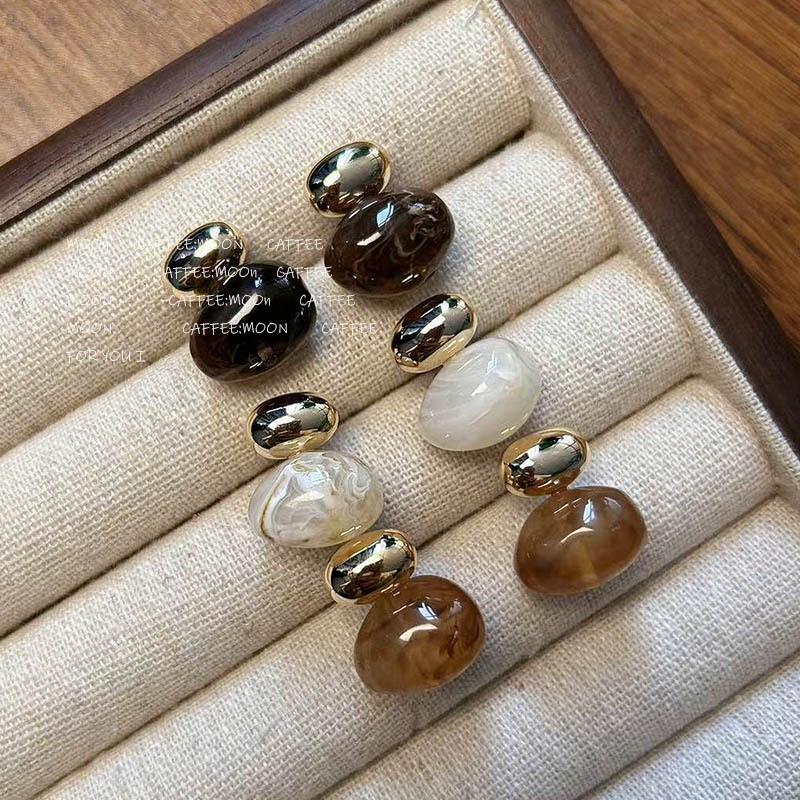 

Women s High-End French Retro Resin Metal Stud Earrings: Versatile and Stylish Design