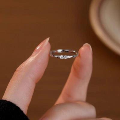 Verstellbarer Ring aus gedrehtem 925er Silber mit zwei Diamanten für Damen – eleganter und minimalistischer Stil