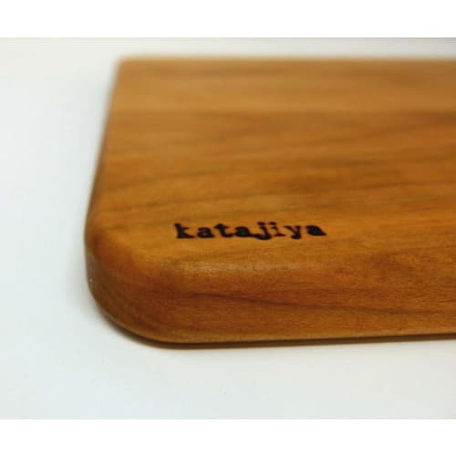 Katajiya Wooden Cutting Board, Made in Japan from Solid Yamazakura Wood, Small Size [250 x 250mm, Thickness 15mm] - Resharpening Service Available