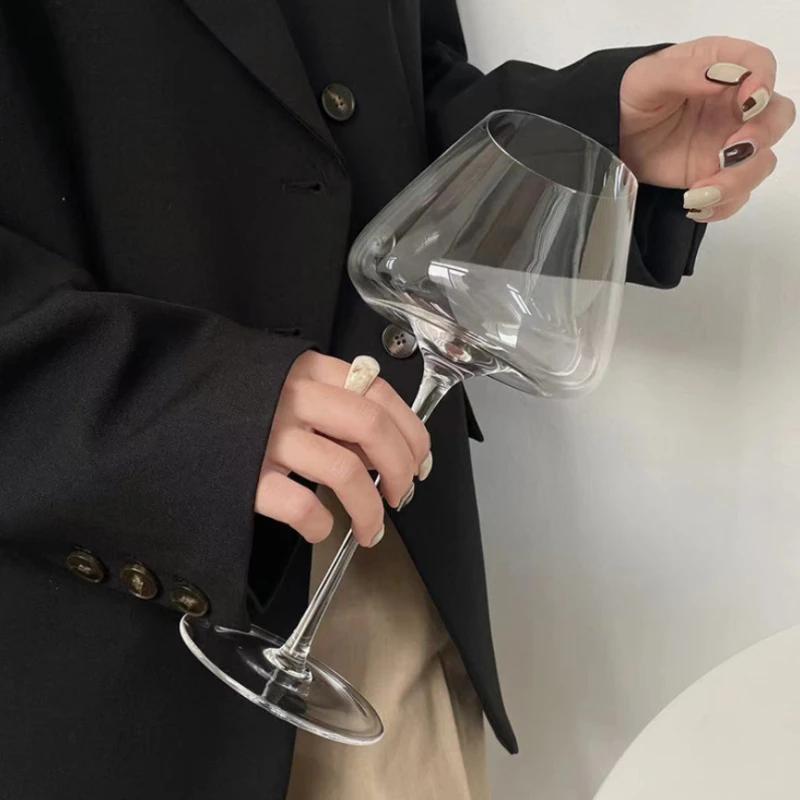 720ml Leichter Luxus modern minimalistisch transparentes Glas Burgunder Rotweinglas, hochwertiges Rillenglas mit hohem Fuß für den Heimgebrauch