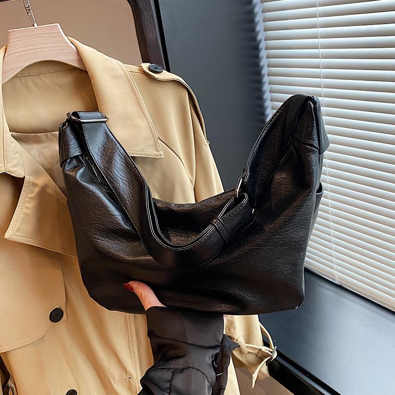 Large capacity shoulder tote bag women's new trend fashion versatile leisure commuter dumpling bag batch